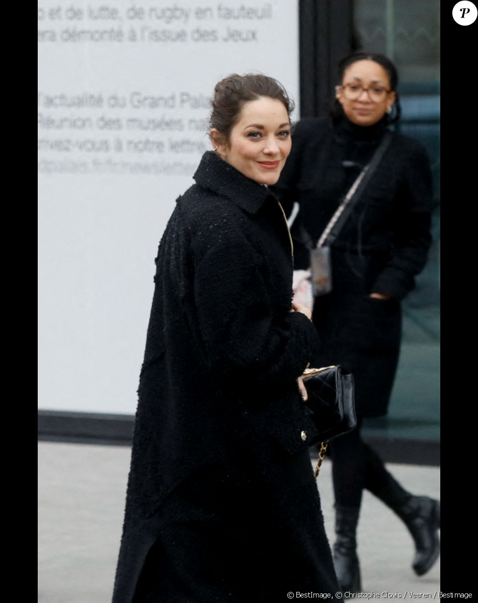 Marion Cotillard - Arrivées au défilé Chanel Haute Couture printemps / été 2023 lors de la fashion week à Paris le 24 janvier 2023. © Christophe Clovis / Veeren / Bestimage