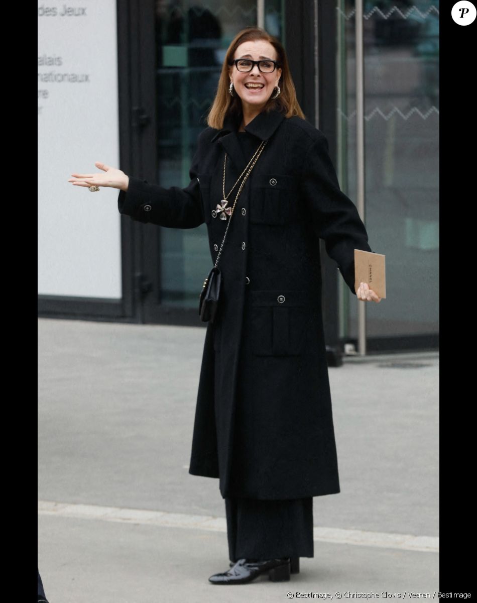 Carole Bouquet - Arrivées au défilé Chanel Haute Couture printemps / été 2023 lors de la fashion week à Paris le 24 janvier 2023. © Christophe Clovis / Veeren / Bestimage