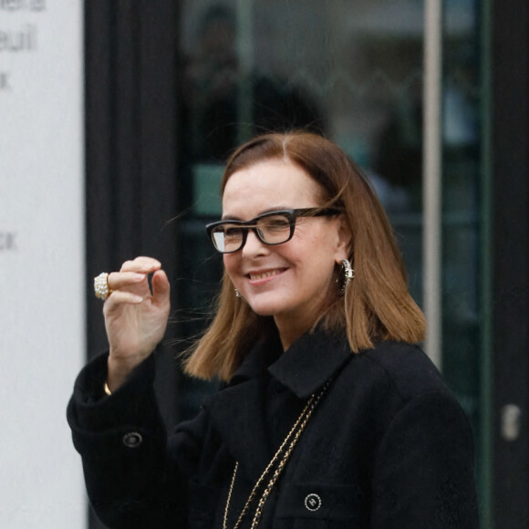 Carole Bouquet - Arrivées au défilé Chanel Haute Couture printemps / été 2023 lors de la fashion week à Paris le 24 janvier 2023. © Christophe Clovis / Veeren / Bestimage 