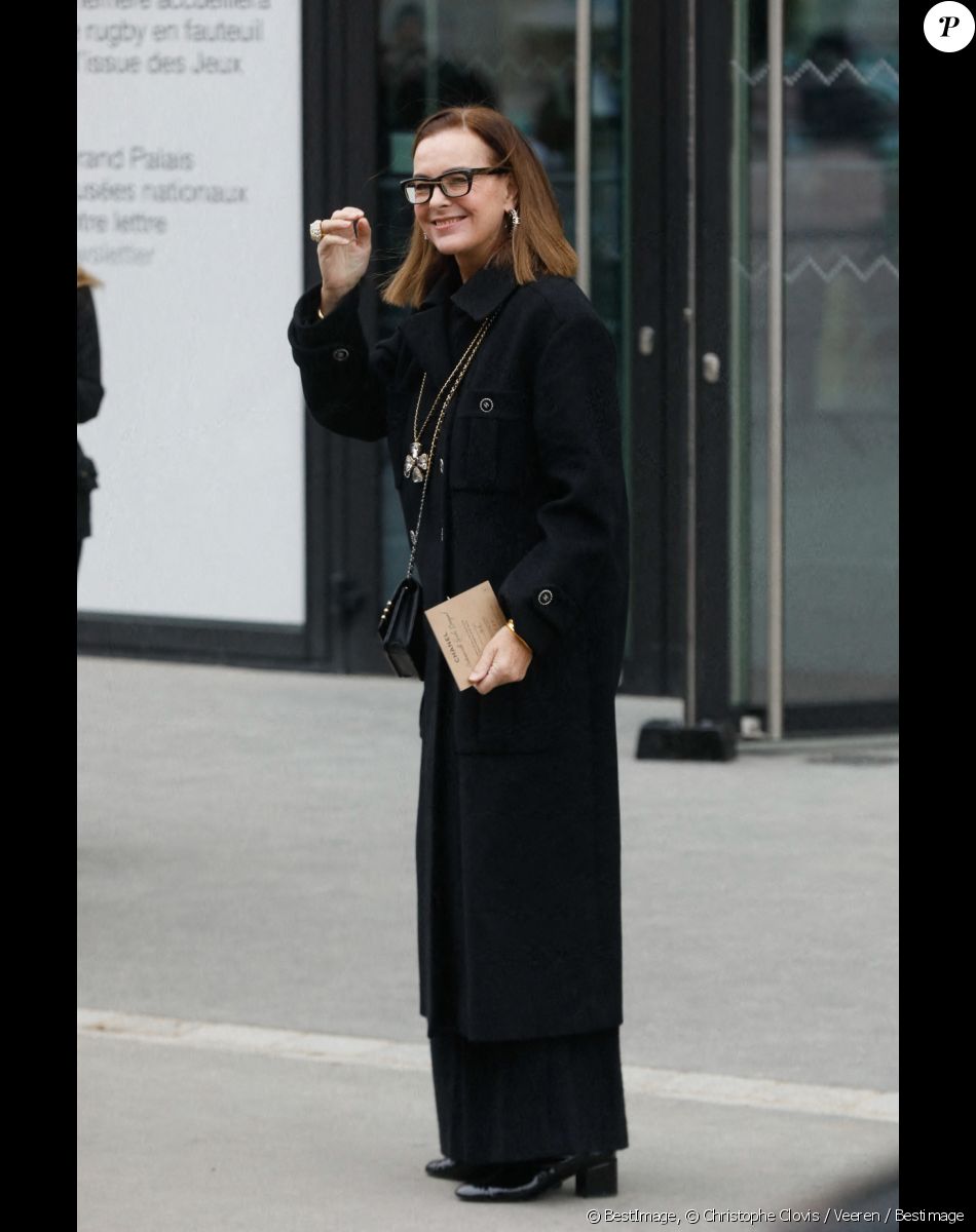 Carole Bouquet - Arrivées au défilé Chanel Haute Couture printemps / été 2023 lors de la fashion week à Paris le 24 janvier 2023. © Christophe Clovis / Veeren / Bestimage