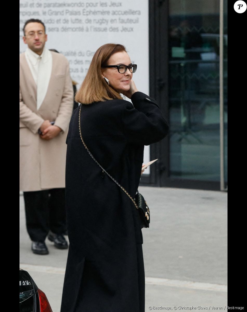 Carole Bouquet - Arrivées au défilé Chanel Haute Couture printemps / été 2023 lors de la fashion week à Paris le 24 janvier 2023. © Christophe Clovis / Veeren / Bestimage