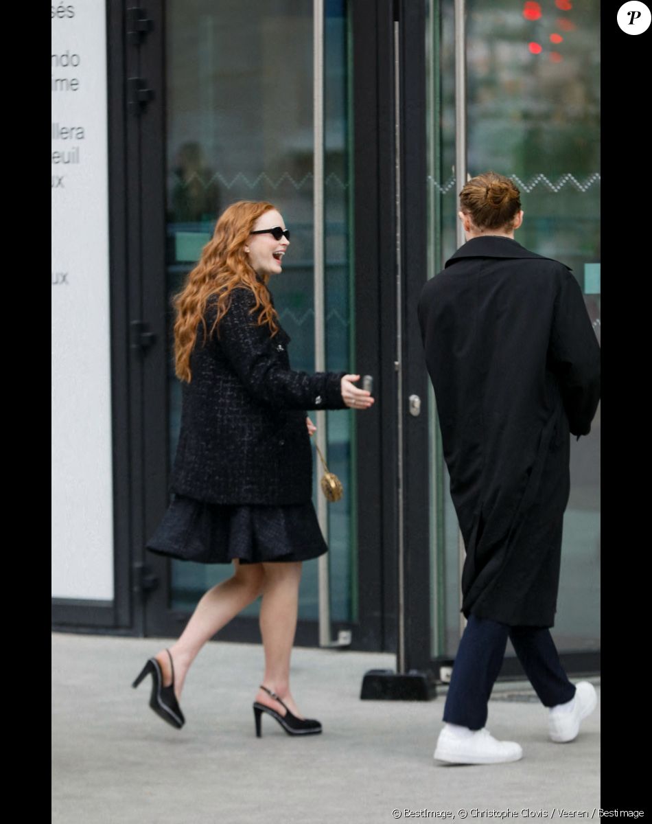 Sadie Sink - Arrivées au défilé Chanel Haute Couture printemps / été 2023 lors de la fashion week à Paris le 24 janvier 2023. © Christophe Clovis / Veeren / Bestimage