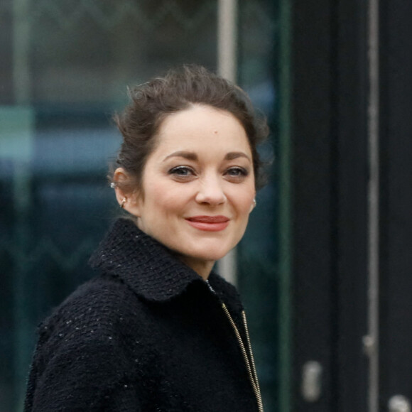 Marion Cotillard - Arrivées au défilé Chanel Haute Couture printemps / été 2023 lors de la fashion week à Paris le 24 janvier 2023. © Christophe Clovis / Veeren / Bestimage 