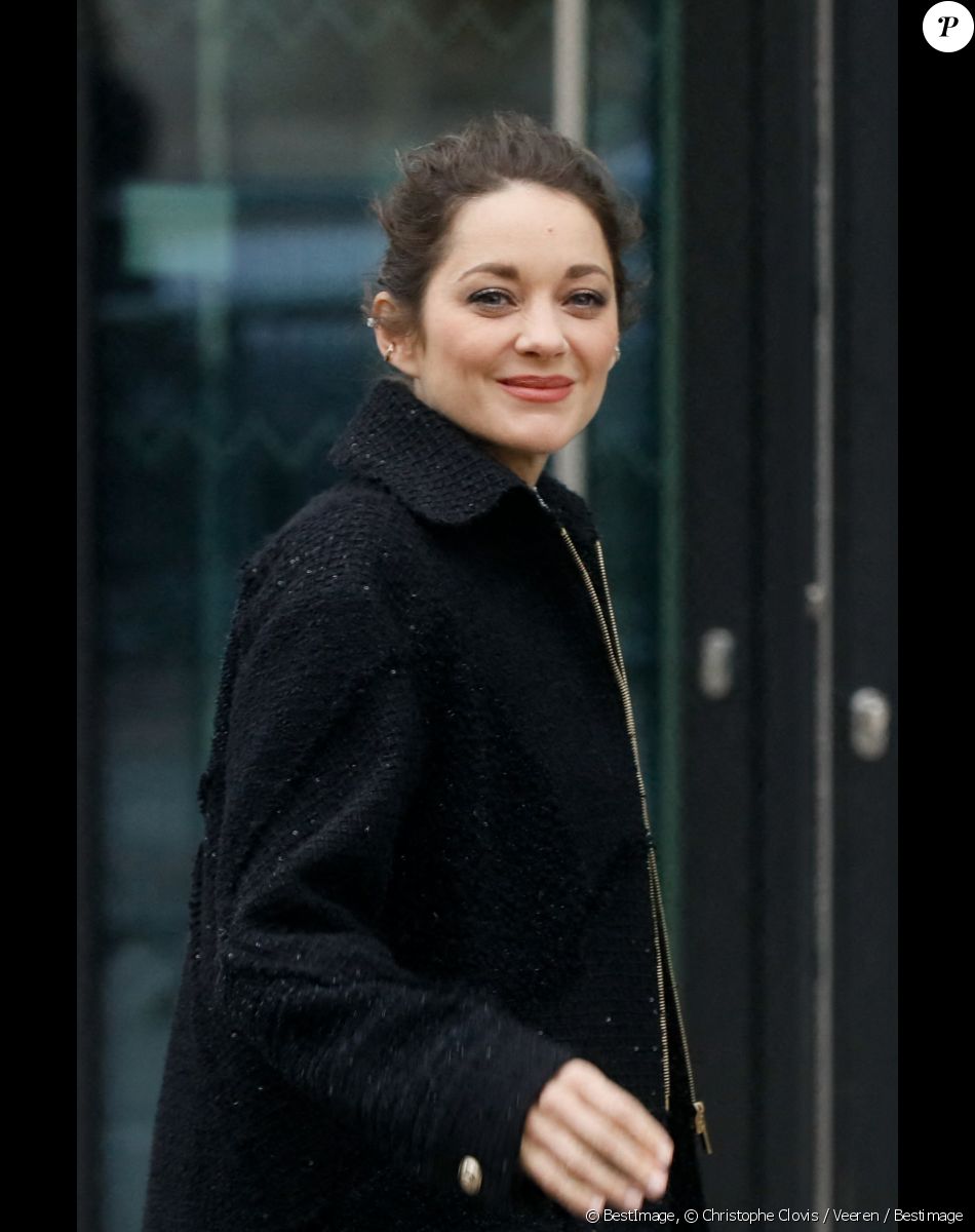 Marion Cotillard - Arrivées au défilé Chanel Haute Couture printemps / été 2023 lors de la fashion week à Paris le 24 janvier 2023. © Christophe Clovis / Veeren / Bestimage