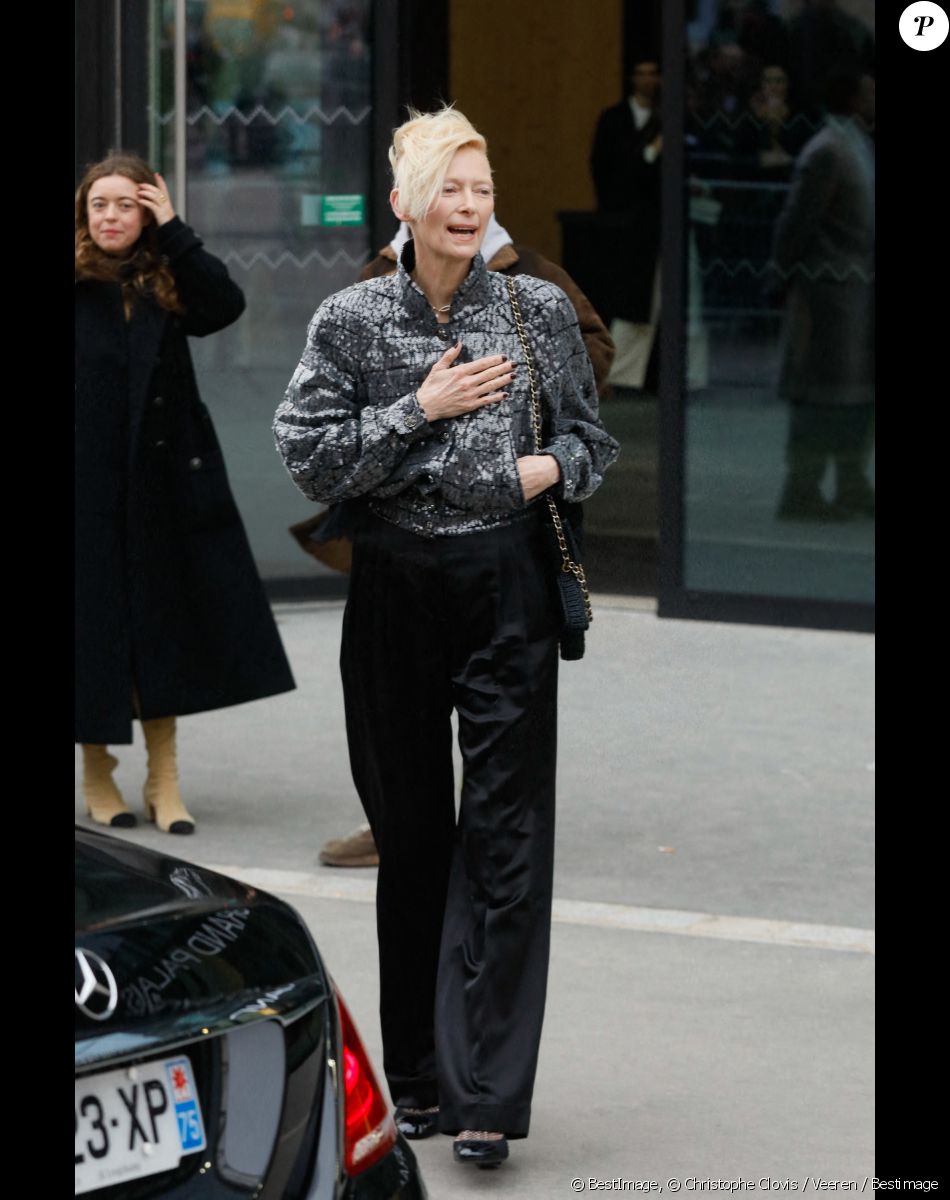 Tilda Swinton - Arrivées au défilé Chanel Haute Couture printemps / été 2023 lors de la fashion week à Paris le 24 janvier 2023. © Christophe Clovis / Veeren / Bestimage