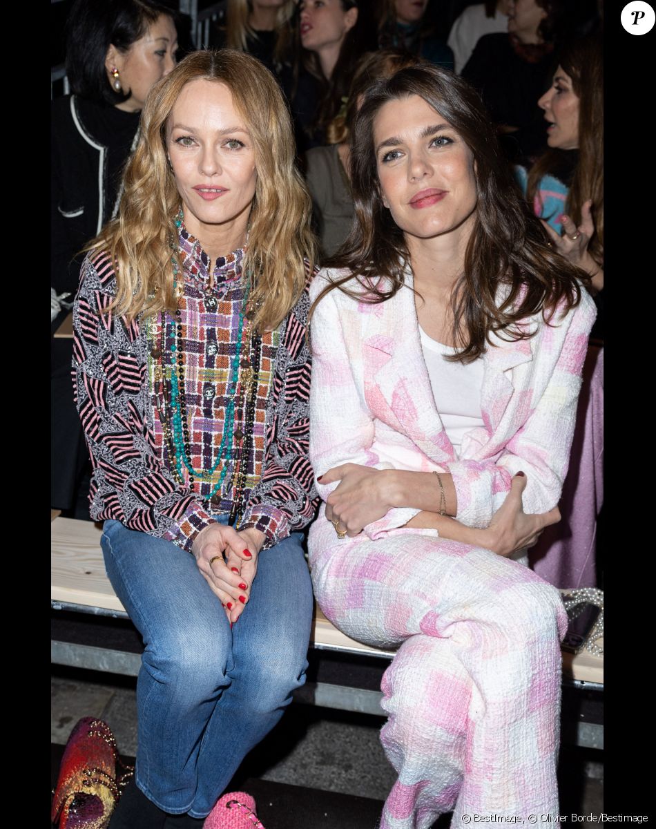 Vanessa Paradis et Charlotte Casiraghi - Front Row au deuxième défilé de mode Haute-Couture Chanel au Grand Palais Éphémère lors de la Fashion Week Printemps-été 2023 de Paris, France, le 24 janvier 2023. © Olivier Borde/Bestimage