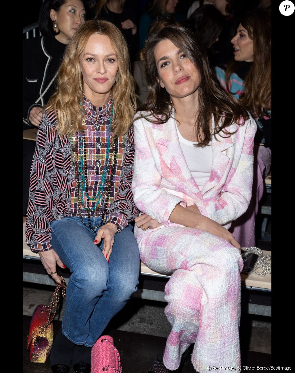 Vanessa Paradis et Charlotte Casiraghi - Front Row au deuxième défilé de mode Haute-Couture Chanel au Grand Palais Éphémère lors de la Fashion Week Printemps-été 2023 de Paris, France, le 24 janvier 2023. © Olivier Borde/Bestimage