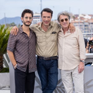Pierre Niney, le réalisateur Nicolas Bedos et François Cluzet au photocall de "Mascarade" lors du 75ème Festival International du Film de Cannes, le 28 mai 2022. © Olivier Borde / Bestimage 