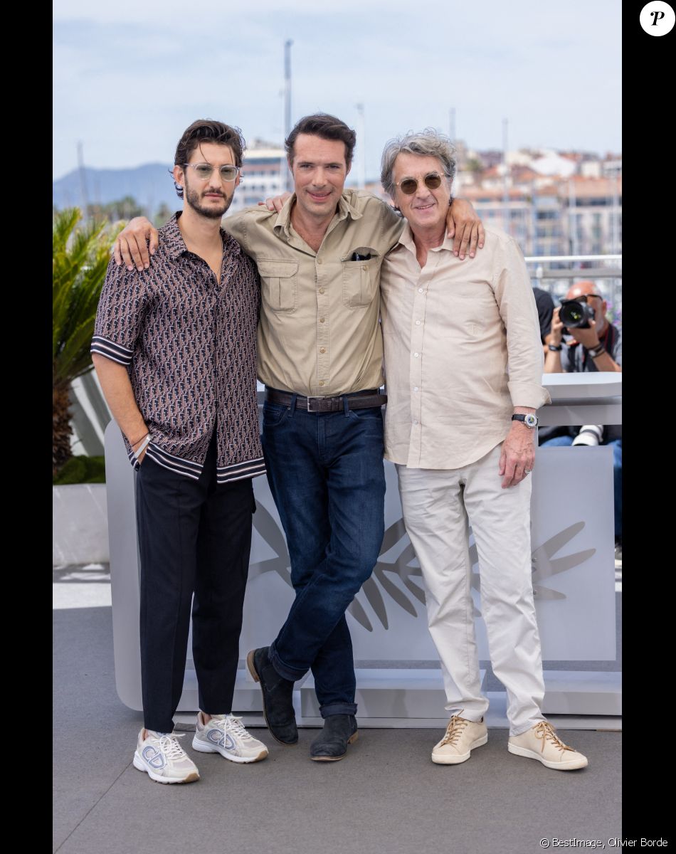Pierre Niney, le réalisateur Nicolas Bedos et François Cluzet au photocall de "Mascarade" lors du 75ème Festival International du Film de Cannes, le 28 mai 2022. © Olivier Borde / Bestimage