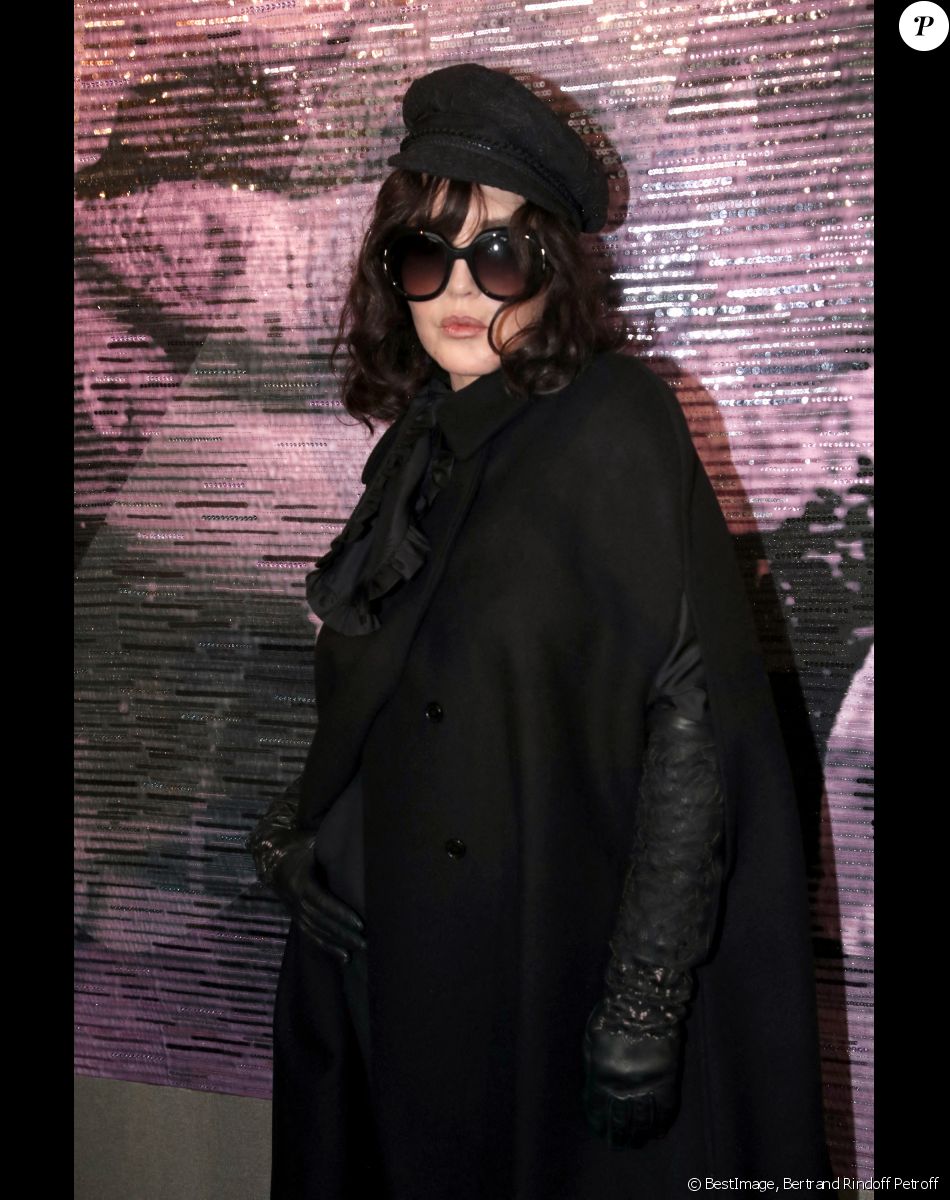 Isabelle Adjani - Photocall au défilé de mode Haute-Couture Christian Dior au musée Rodin lors de la Fashion Week Printemps-été 2023 de Paris, France, le 23 janvier 2023. © Bertrand Rindoff Petroff/Bestimage