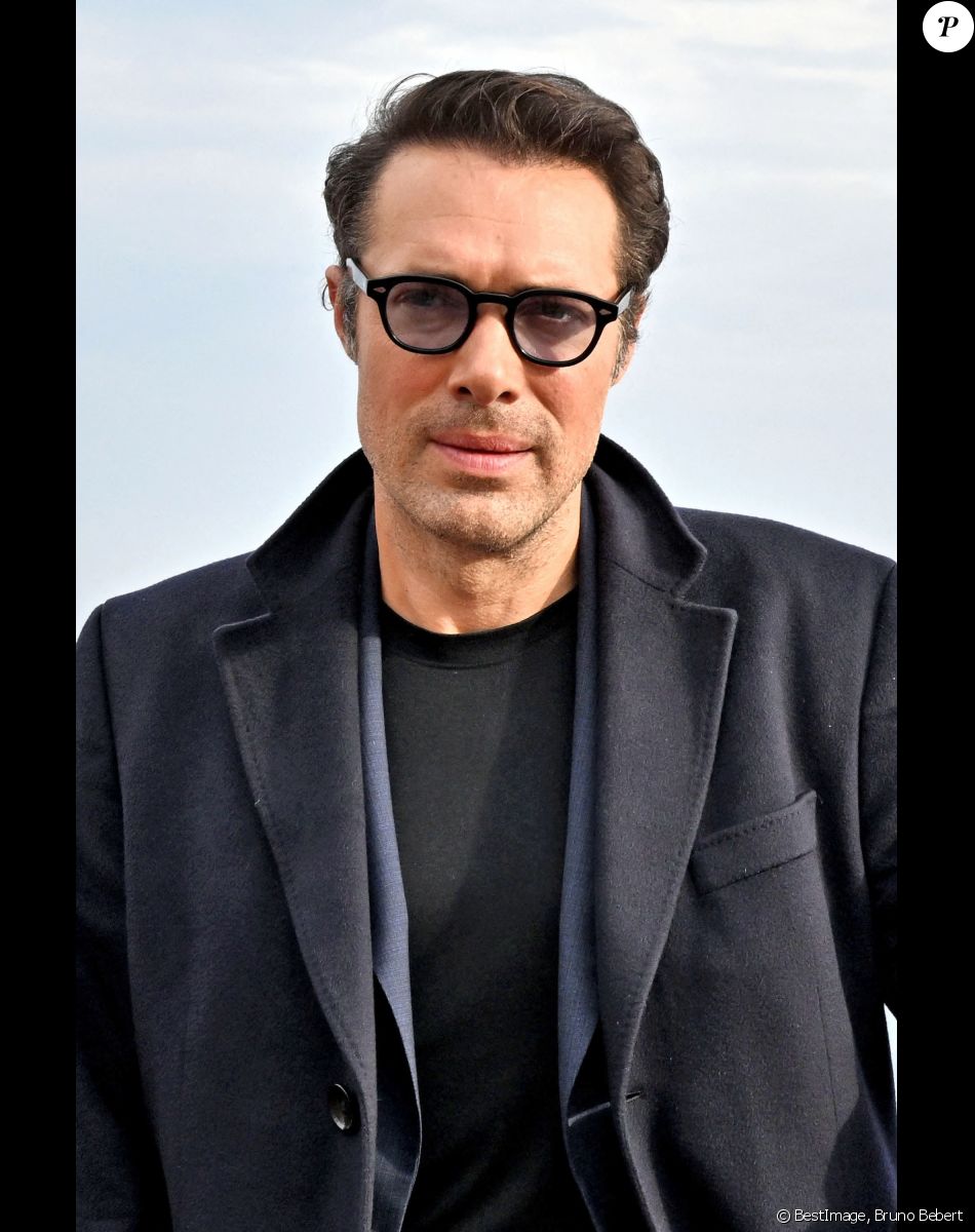 Nicolas Bedos lors d'un photocall en extérieur du film "Mascarade" lors de la 4ème édition du festival Cinéroman à Nice le 8 octobre 2022. © Bruno Bebert / Bestimage