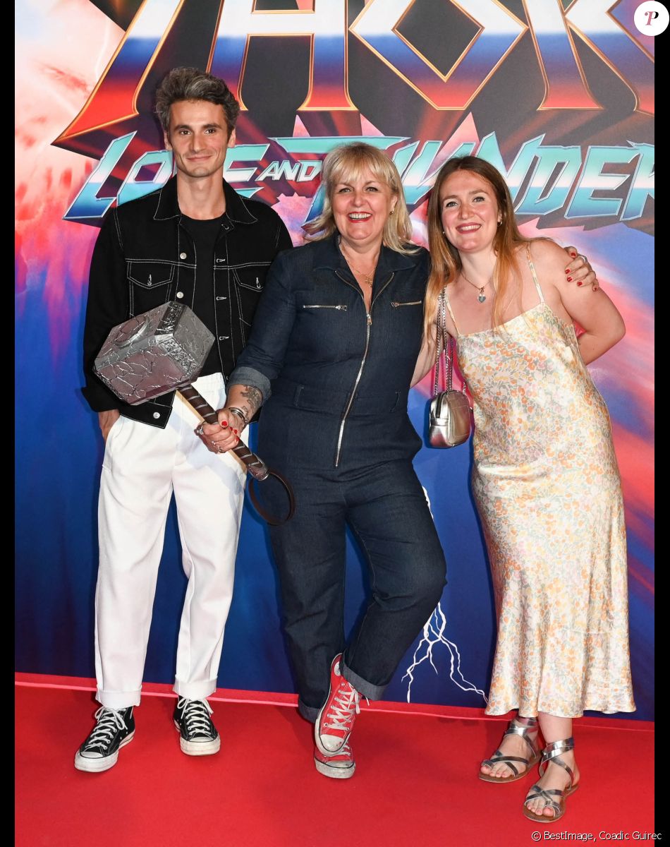 Valérie Damidot avec ses enfants Norman et Roxanne - Avant-première du film "Thor Love and Thunder" au Grand Rex à Paris le 7 juillet 2022. © Coadic Guirec/Bestimage