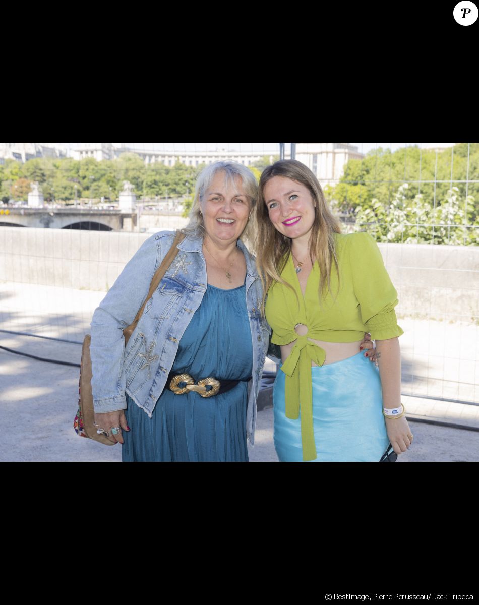 Exclusif - Valérie Damidot et sa fille Roxanne - Festival des Livres et des Artistes au Mail Branly à Paris, le 2 juillet 2022. © Pierre Perusseau/ Jack Tribeca / Bestimage