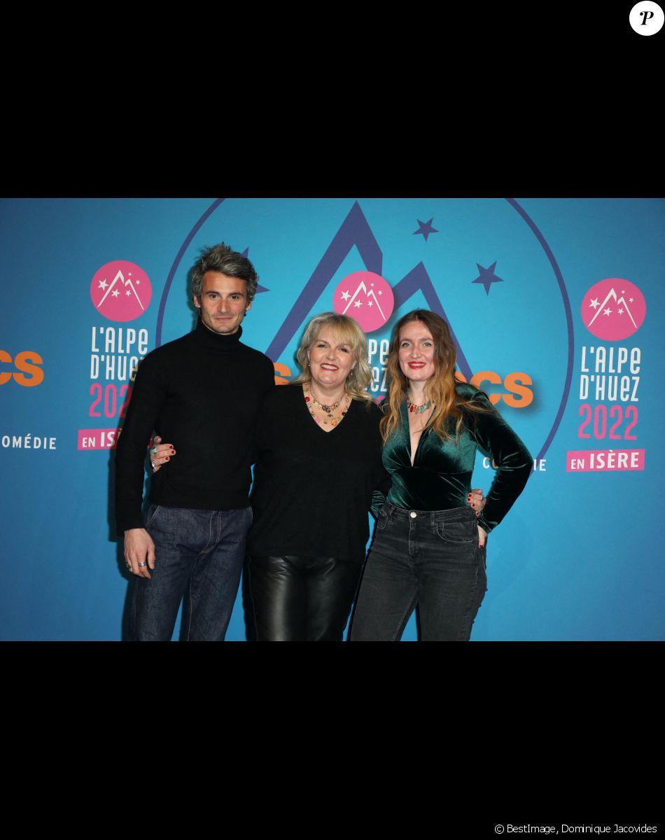 Valérie Damidot entourée de ses enfants Norman et Roxanne- Clôture de la 25e édition du Festival international du film de comédie de l'Alpe d'Huez, le 22 janvier 2022. © Dominique Jacovides/Bestimage