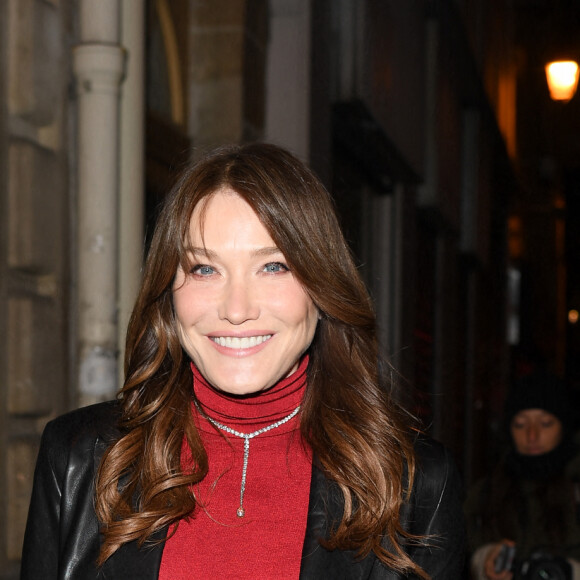 Exclusif - Carla Bruni arrivant au défilé de mode Haute-Couture Jean-Paul Gaultier, au siège parisien du couturier, lors de la Fashion Week Printemps-été 2023 de Paris. Le 25 janvier 2023.