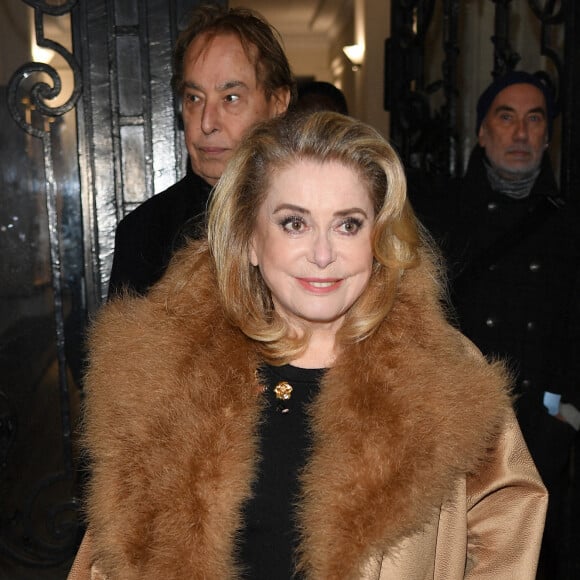 Catherine Deneuve arrive au défilé de mode Haute-Couture Jean-Paul Gaultier, au siège parisien du couturier, lors de la Fashion Week Printemps-été 2023 de Paris. Le 25 janvier 2023.