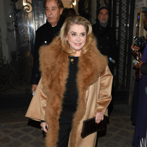 Catherine Deneuve arrive au défilé de mode Haute-Couture Jean-Paul Gaultier, au siège parisien du couturier, lors de la Fashion Week Printemps-été 2023 de Paris. Le 25 janvier 2023.