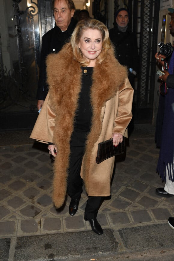 Catherine Deneuve arrive au défilé de mode Haute-Couture Jean-Paul Gaultier, au siège parisien du couturier, lors de la Fashion Week Printemps-été 2023 de Paris. Le 25 janvier 2023.