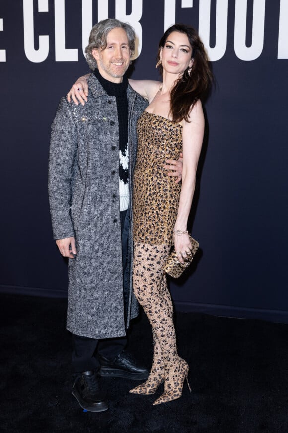 Adam Shulman et sa femme Anne Hathaway - Photocall du défilé de mode Haute-Couture "Valentino" lors de la fashion week de Paris. Le 25 janvier 2023 © Olivier Borde / Bestimage