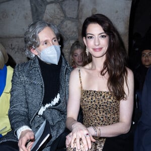 Anne Hathaway et son mari Adam Shulman - Frontrow du défilé de mode Haute-Couture "Valentino" lors de la fashion week de Paris. Le 25 janvier 2023 © Olivier Borde / Bestimage