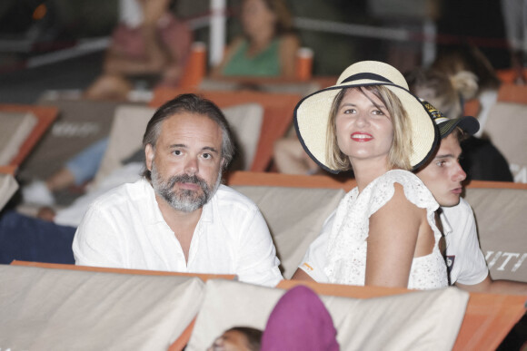Exclusif - Romain Sardou et sa compagne Kym Thiriot - Cinéma en Plein Air à Tahiti Beach, organisé par Jacqueline Franjou avec le soutien des villes de Saint-Tropez et de Ramatuelle le 13 août 2022. © Jack Tribeca / Bestimage