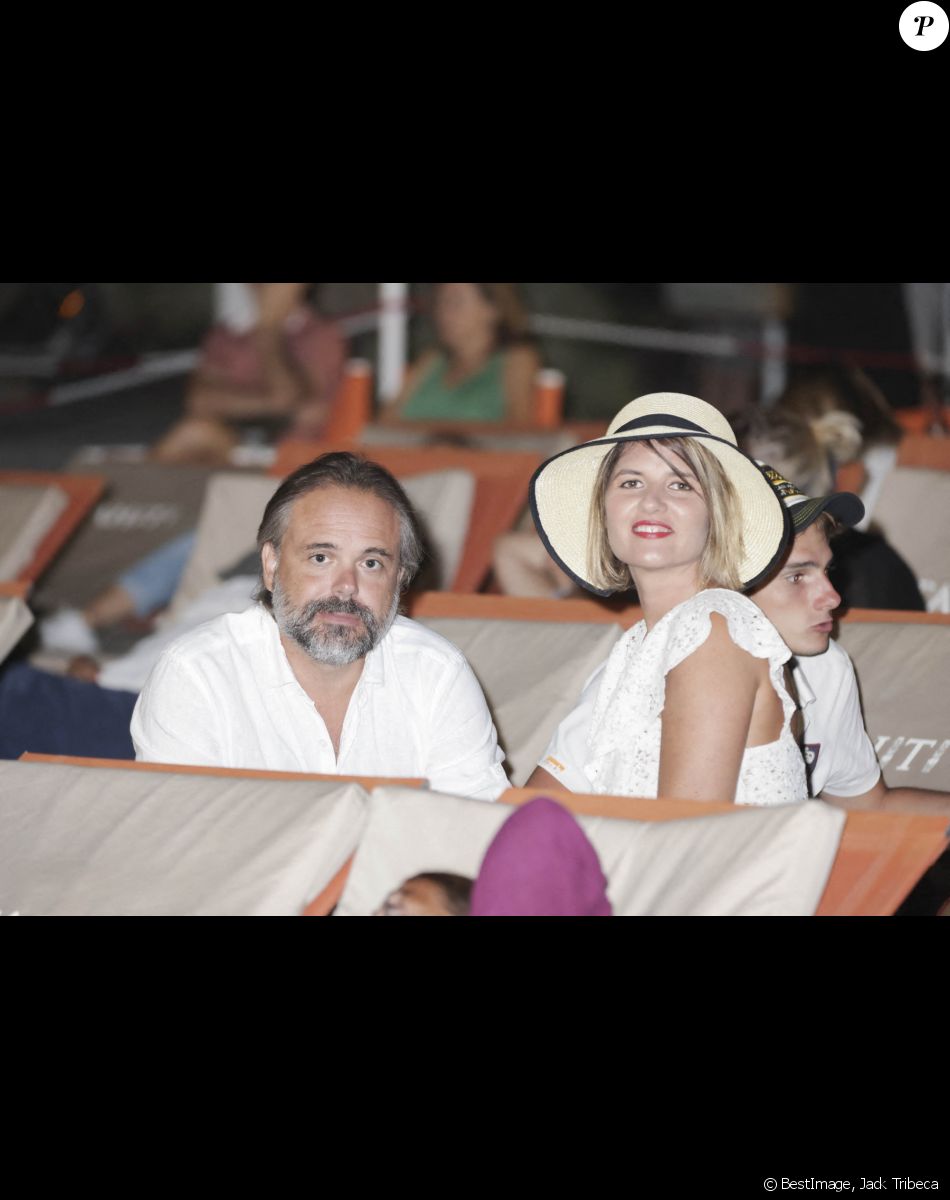 Exclusif - Romain Sardou et sa compagne Kym Thiriot - Cinéma en Plein Air à Tahiti Beach, organisé par Jacqueline Franjou avec le soutien des villes de Saint-Tropez et de Ramatuelle le 13 août 2022. © Jack Tribeca / Bestimage
