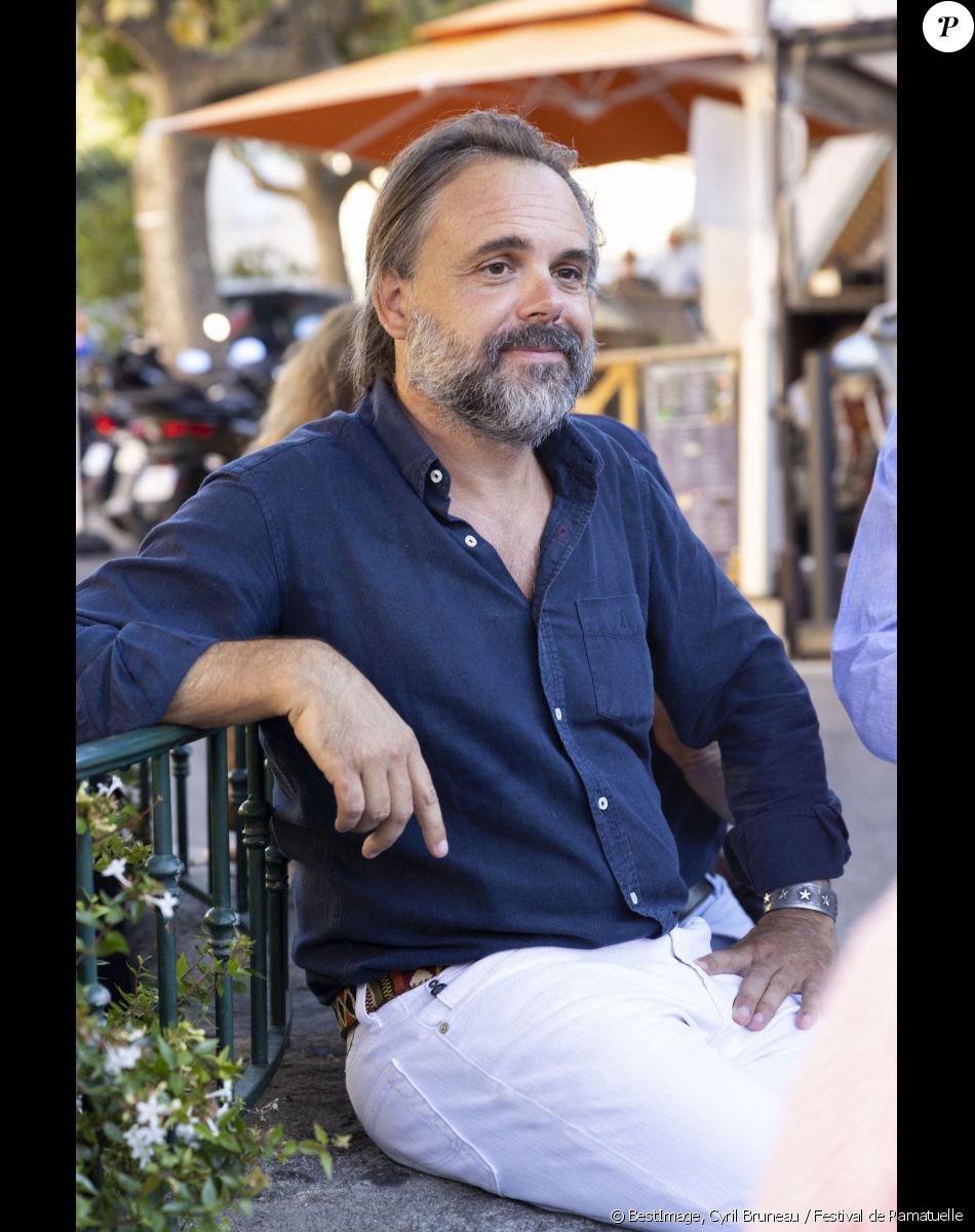 Exclusif - Romain Sardou (directeur artistique "Les plumes de Ramatuelle") - Séance de dédicaces "Les plumes de Ramatuelle" en marge du festival de Ramatuelle devant le Café De L'Ormeau le 3 août 2022. © Cyril Bruneau / Festival de Ramatuelle / Bestimage