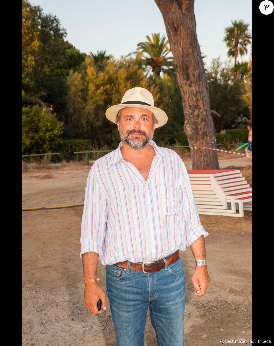 Exclusif - Romain Sardou lors d'une séance de cinéma en plein air sur la plage de Tahiti à Ramatuelle le 21 août 2020. ©Jack Tribeca / Bestimage
