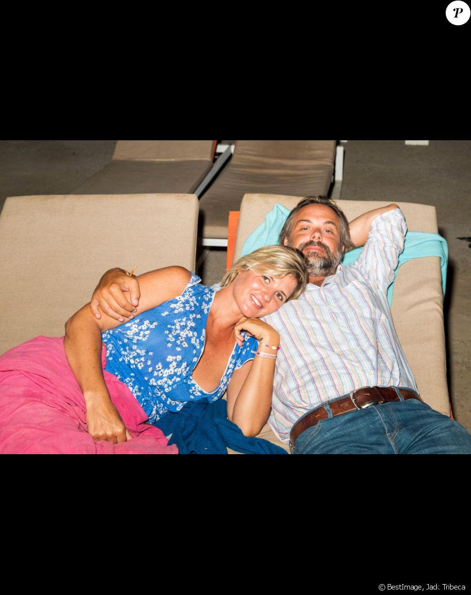 Exclusif - Romain Sardou et sa compagne Kym Thiriot lors d'une séance de cinéma en plein air sur la plage de Tahiti à Ramatuelle le 21 août 2020. ©Jack Tribeca / Bestimage