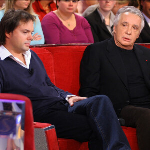 Michel Sardou sur le plateau de Vivement Dimanche avec son fils Romain © Guillaume Gaffiot/bestimage