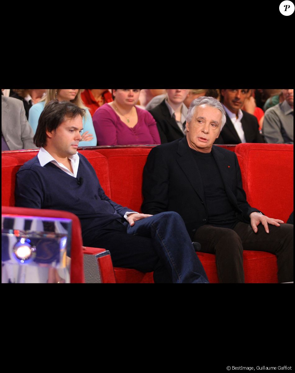 Michel Sardou sur le plateau de Vivement Dimanche avec son fils Romain © Guillaume Gaffiot/bestimage
