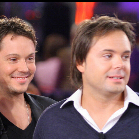 Michel Sardou avec ses fils Davy et Romain sur le plateau de Vivement dimanche (archive) © Guillaume Gaffiot/bestimage