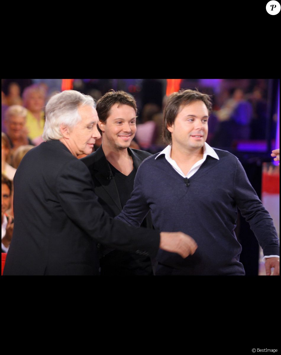 Michel Sardou avec ses fils Davy et Romain sur le plateau de Vivement dimanche (archive) © Guillaume Gaffiot/bestimage