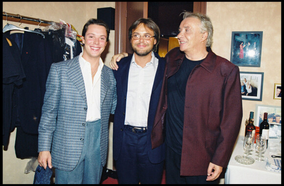 Michel Sardou dans sa loge avec ses fils Davy et Romain en 2002