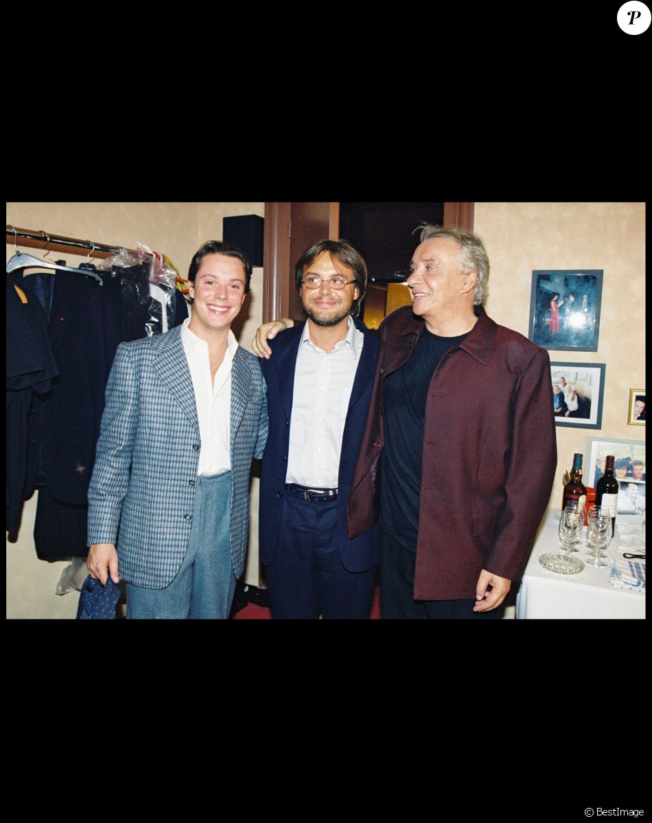 Michel Sardou dans sa loge avec ses fils Davy et Romain en 2002