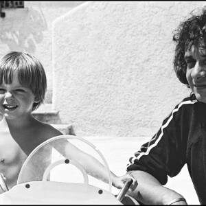 Michel Sardou avec Elisabeth Haas (Babette) et leur fils Romain à Saint-Tropez en 1977