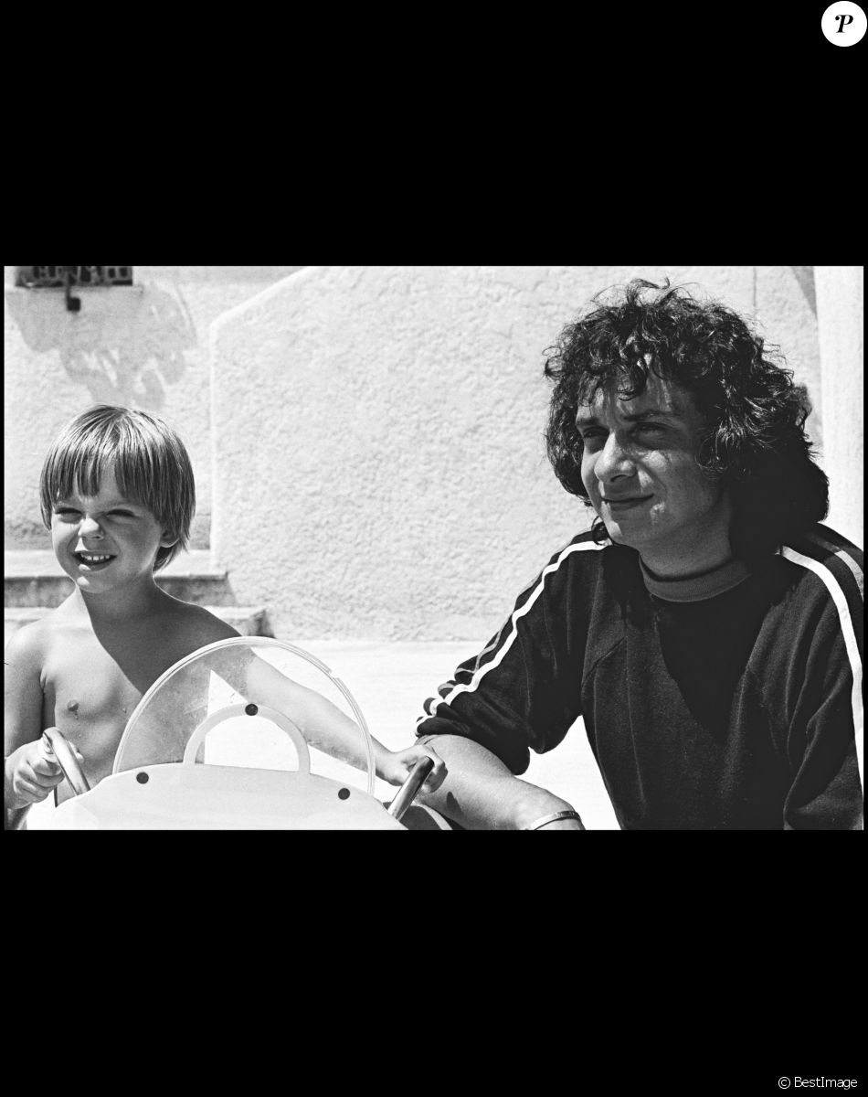 Michel Sardou avec Elisabeth Haas (Babette) et leur fils Romain à Saint-Tropez en 1977