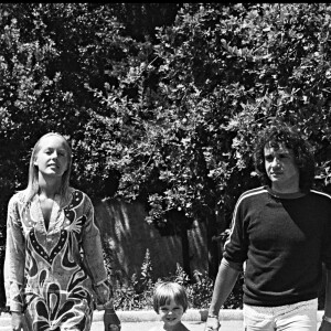 Michel Sardou avec Elisabeth Haas (Babette) et leur fils Romain à Saint-Tropez en 1977