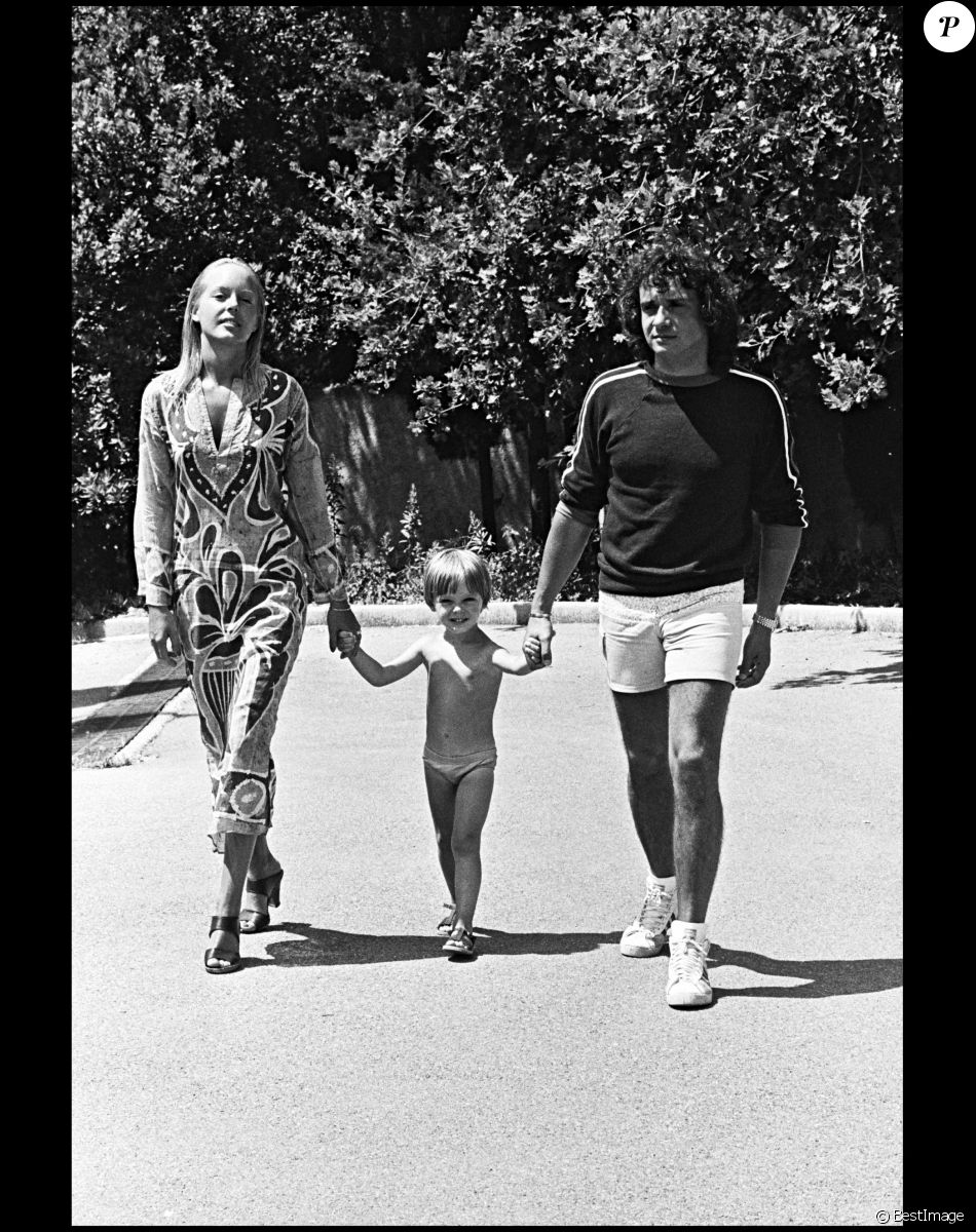 Michel Sardou avec Elisabeth Haas (Babette) et leur fils Romain à Saint-Tropez en 1977