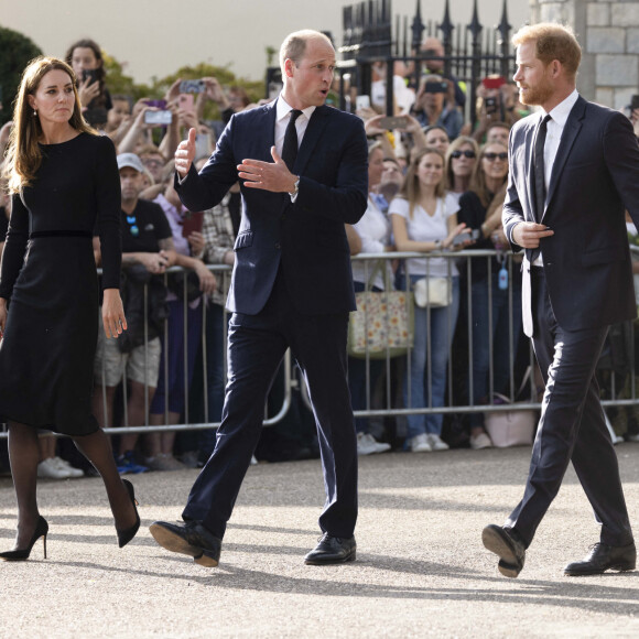 Le prince de Galles William, la princesse de Galles Kate Catherine Middleton, le prince Harry, duc de Sussex, Meghan Markle, duchesse de Sussex devant le château de Windsor, suite au décès de la reine Elisabeth II d'Angleterre. Le 10 septembre 2022