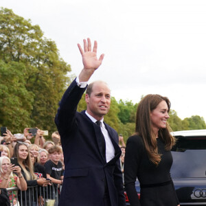 La princesse de Galles Kate Catherine Middleton, le prince de Galles William et le prince Harry, duc de Sussex et Meghan Markle, duchesse de Sussex à la rencontre de la foule devant le château de Windsor, suite au décès de la reine Elisabeth II d'Angleterre. Le 10 septembre 2022 