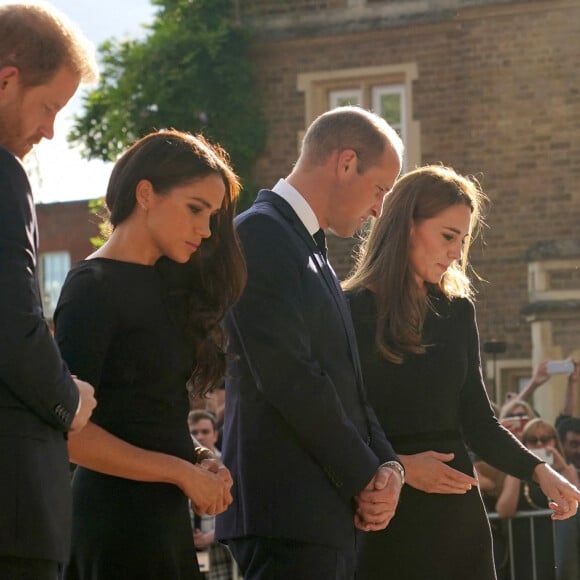 Le prince Harry, duc de Sussex et Meghan Markle, duchesse de Sussex et le prince de Galles William et la princesse de Galles Kate Catherine Middleton à la rencontre de la foule devant le château de Windsor, suite au décès de la reine Elisabeth II d'Angleterre. Le 10 septembre 2022 