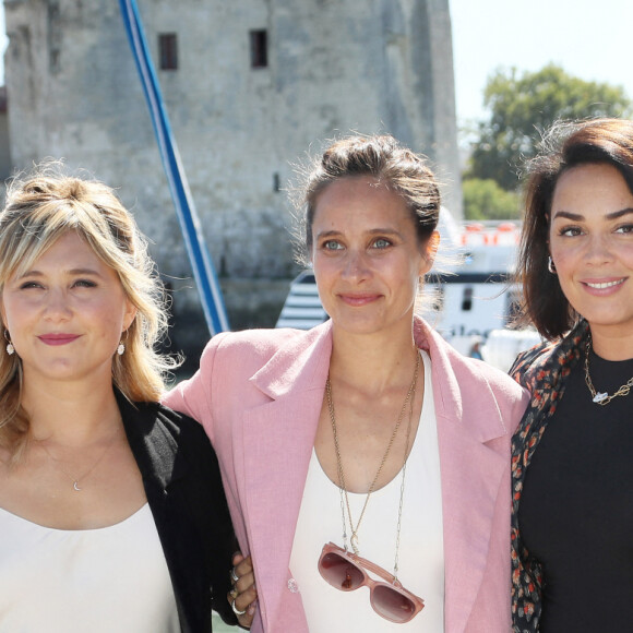 Juliette Tresanini, Bérengère Krief, Julie de Bona, Lola Dewaere et Firmine Richard au photocall de la série "Le souffle du dragon" lors de la 24ème édition du Festival de la Fiction TV de La Rochelle, France, le 17 septembre 2022. © Patrick bernard/Bestimage