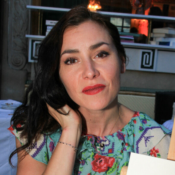 Olivia Ruiz et son livre Ecoute la pluie tomber lors de la soirée de l'été littéraire et musical aux Deux Magots à Paris © Philippe Baldini / Bestimage