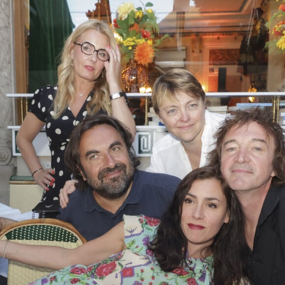 Mathias Malzieu, Carole Fernandez, André Manoukian, Olivia Ruiz, Catherine Mathivat (présidente des Deux Magots), Cali lors de la soirée de l'été littéraire et musical aux Deux Magots à Paris le 27 juin 2022. © Jack Tribeca / Bestimage