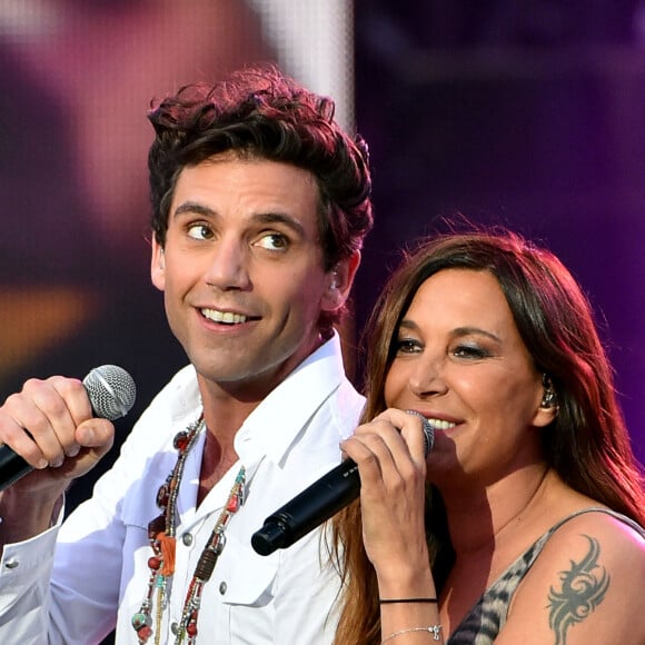 Le chanteur Mika et la chanteuse Zazie - Enregistrement de l'émission "La Chanson de l'Année, Fête de la Musique" dans les arènes de Nîmes, le 20 juin 2015.