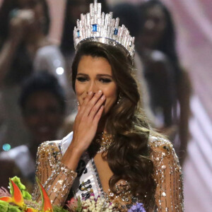 La Française Iris Mittenaere couronnée Miss Univers élue le 30 janvier lors d'un concours télévisé organisé à Manille, aux Philippines le 30 janvier 2017.