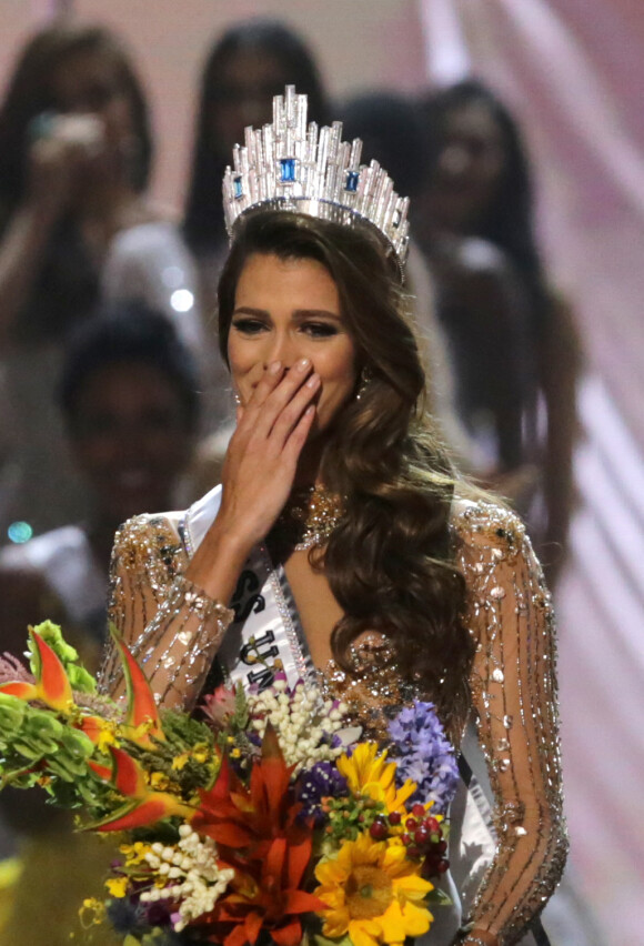 La Française Iris Mittenaere couronnée Miss Univers élue le 30 janvier lors d'un concours télévisé organisé à Manille, aux Philippines le 30 janvier 2017.