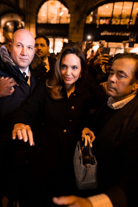 Angelina Jolie visita loja da Guerlain em Paris
