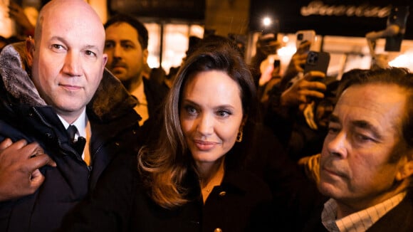 Angelina Jolie à Paris : ultra chic, elle créée l'émeute sur les Champs-Elysées